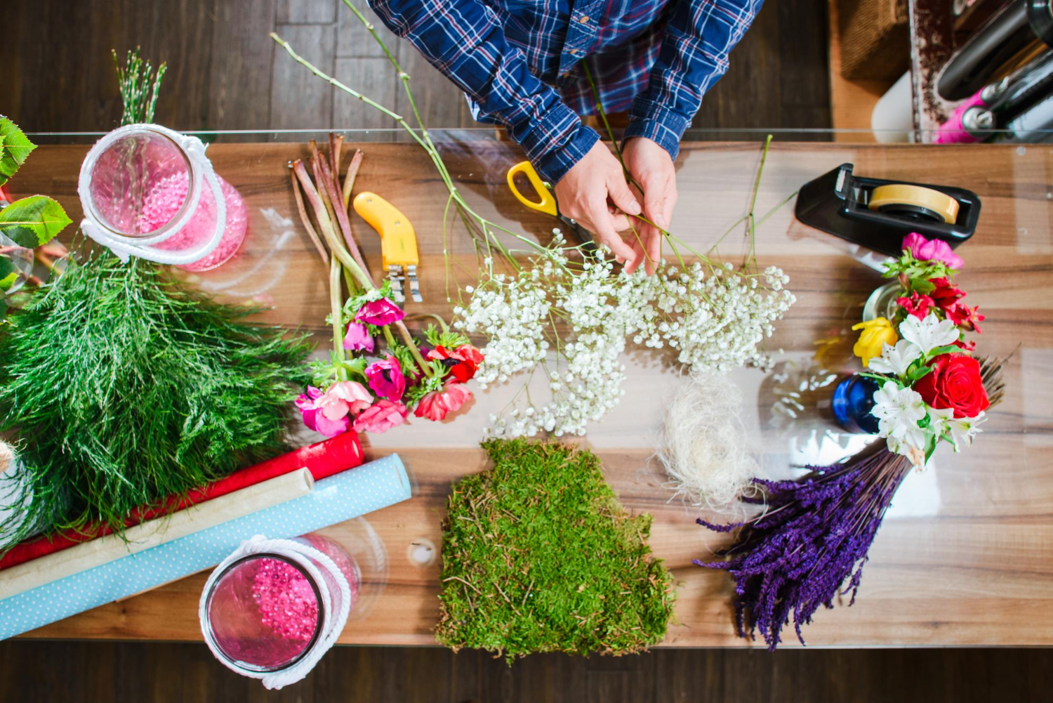Cebulki kwiatowe w kompozycjach świątecznych – jak zrobić stroik z hiacyntów i narcyzów?